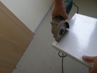 Отрезаем подоконник по нужной длине Отрезаем подоконник по нужной длине